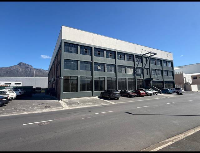 1,900M² WAREHOUSE TO LET IN PAARDEN EILAND
